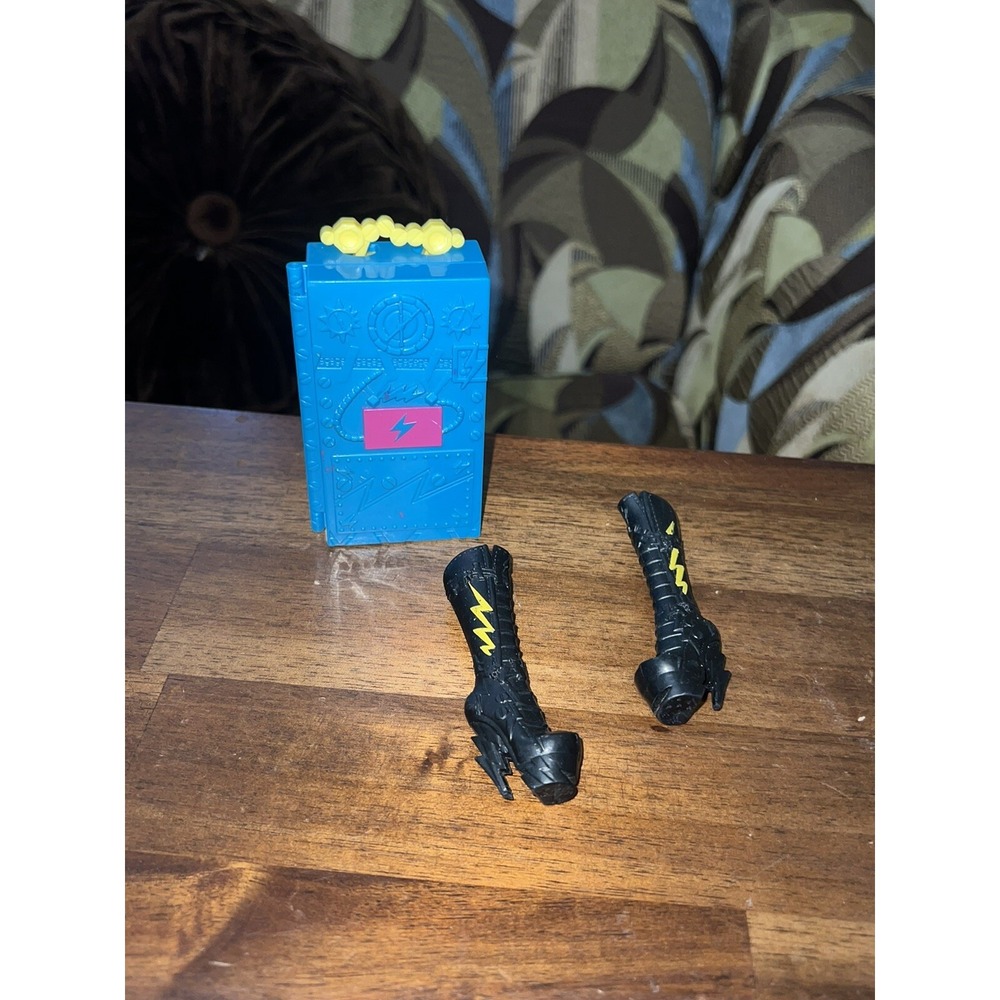 Monster High Frankie Stein Scaris City Of Fright Doll Suitcase Shoes